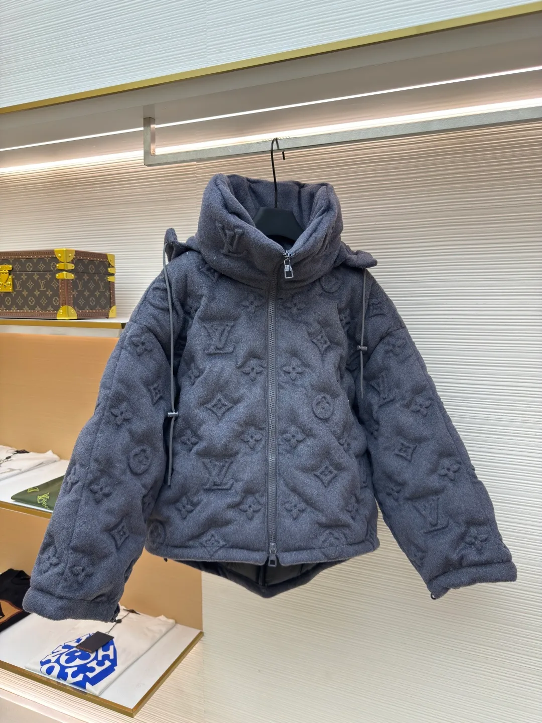 LOUIS VUITTON Presbyopic embossed embossed down jacket ●Item number: 1680601-F25 ●Material: white goose down ●Technology: embossed embossed ●Version: fitted version ●Weight: about 3150 grams ●Size: S-M-L-XL ●Description: The fabric itself contains a lot of cashmere, and the inside is filled with 90 white duck down. It is super fluffy and difficult to process. The scrap rate of embossing fabrics of different materials reaches more than 50%. The hood is detachable and the pockets have hidden zippers, which is not only warm, but also very safe. The upper body effect is very good. It does not look bloated, but it is a concave shape artifact. I also like gray clothes because gray looks very high-grade, coupled with the embossed presbyopia logo. , low-key and stylish, same style for men and women!